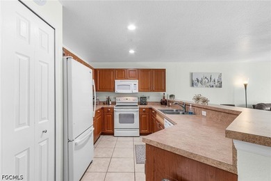 Beautifully maintained 6-bedroom, 4-bathroom duplex located in - photo 7