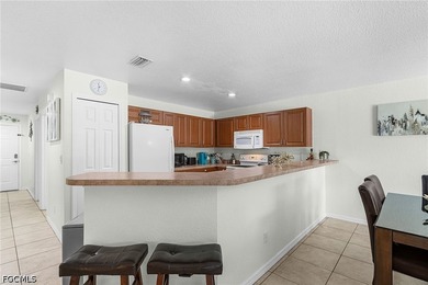 Beautifully maintained 6-bedroom, 4-bathroom duplex located in - photo 8