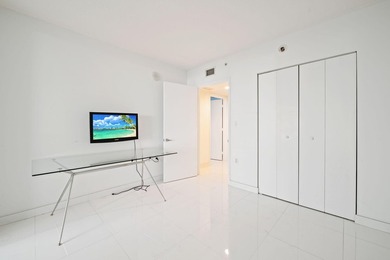 BEAUTIFUL LARGE 3 BEDROOM, 2 BATHROOM CONDO. BEST LINE IN ST - photo 24