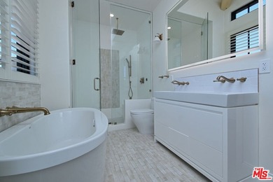 Welcome to the Luxury Malibu Crown Vineyard Estate, brand new - photo 42
