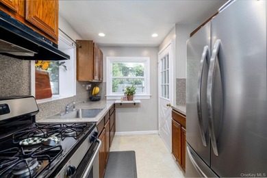 Welcome to 2589 Southard Avenue! This meticulously maintained - photo 6