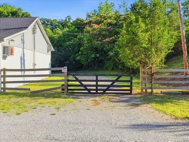 Excellent business opportunity with this cement block building - photo 3