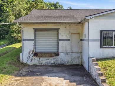 Excellent business opportunity with this cement block building - photo 4
