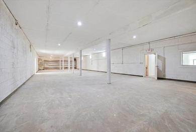 Excellent business opportunity with this cement block building - photo 9