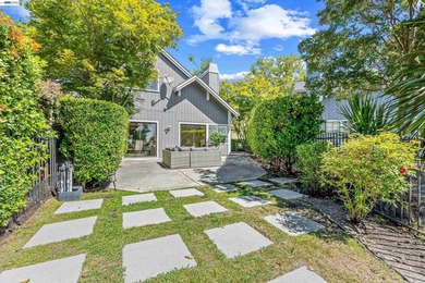 Beautifully renovated 3 bedroom, 2.5 bath home that lives like a - photo 34