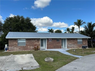 Located at the end of a quiet cul-de-sac, this waterfront duplex - photo 15