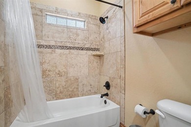Beautiful home in Medicine Park's Granite Ridge Addition. This 3 - photo 24