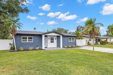 Welcome to this beautifully renovated 3-bedroom, 2-bath pool - photo 4