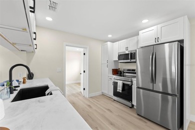 Welcome to this beautifully renovated 3-bedroom, 2-bath pool - photo 10
