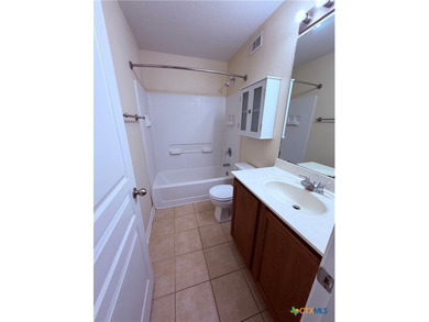 Spacious and versatile 3-bedroom, 3-bath condo-style home - photo 15