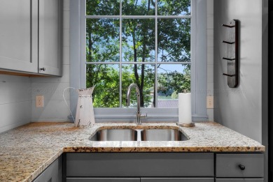 The most private home in beautiful Silverock Cove where luxury - photo 18