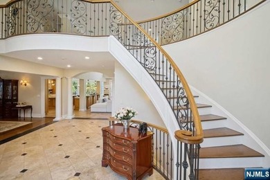 Explore Colonial-style masterpiece located in the prestigious - photo 4