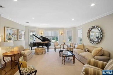 Explore Colonial-style masterpiece located in the prestigious - photo 9