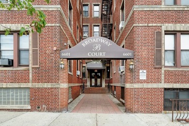 Lovely Top-Floor Apartment with New York City Views - photo 1