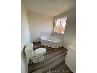Great location for this adorable home. Home has 5 bedrooms and 5 - photo 17