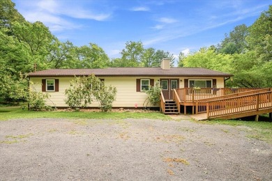 Escape to the peace and privacy of country living with this - photo 1