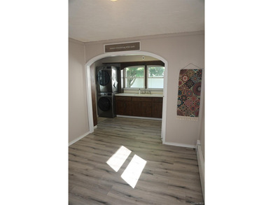 Come look at this incredibly maintained bungalow centrally - photo 6