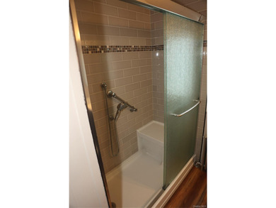Come look at this incredibly maintained bungalow centrally - photo 9