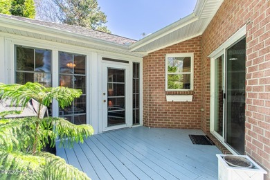 Beautiful, well maintained, custom home in the desirable gated - photo 33