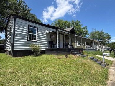 2 Bedroom, 1 Bath small home with kitchen, laundry space, front - photo 12