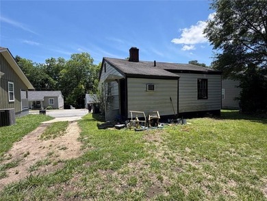2 Bedroom, 1 Bath small home with kitchen, laundry space, front - photo 14