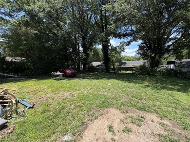 2 Bedroom, 1 Bath small home with kitchen, laundry space, front - photo 15