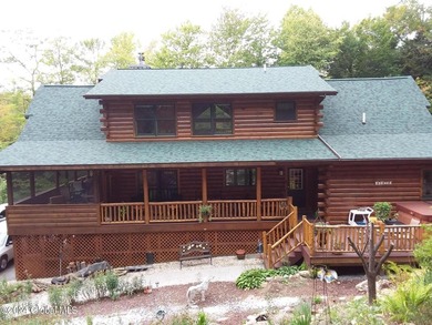 A classic Lincoln Log home set on a private 3+ acre lot, this - photo 2