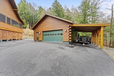 A classic Lincoln Log home set on a private 3+ acre lot, this - photo 3