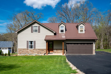 Charming 2 BD Home on a Lush, Wooded Lot in Oak Run - photo 1