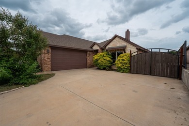 Welcome home to this charming retreat tucked into an established - photo 1