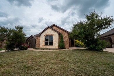 Welcome home to this charming retreat tucked into an established - photo 2