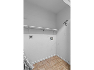 Well-maintained one-level home offering mountain views and a - photo 14