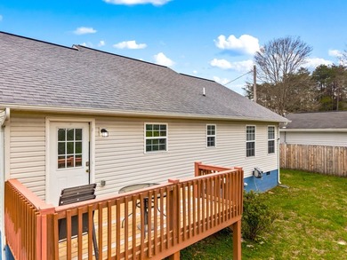 Well-maintained one-level home offering mountain views and a - photo 18