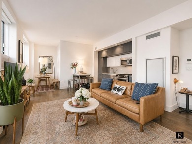 Luxurious 1-bedroom condo with additional home office space - photo 1