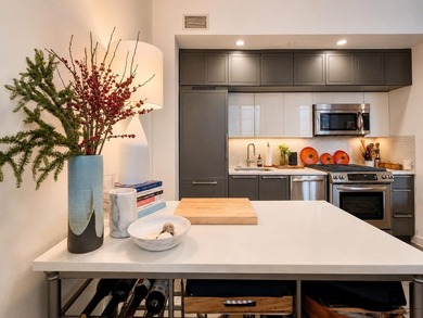 Luxurious 1-bedroom condo with additional home office space - photo 6
