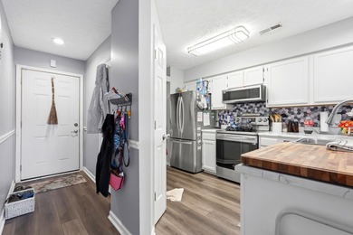 End-unit, top-floor two-bedroom, two-bathroom condo with a split - photo 2