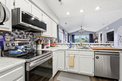 End-unit, top-floor two-bedroom, two-bathroom condo with a split - photo 3