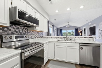 End-unit, top-floor two-bedroom, two-bathroom condo with a split - photo 4