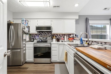 End-unit, top-floor two-bedroom, two-bathroom condo with a split - photo 6