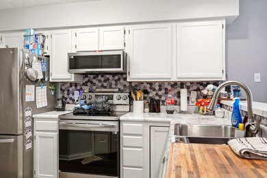 End-unit, top-floor two-bedroom, two-bathroom condo with a split - photo 7