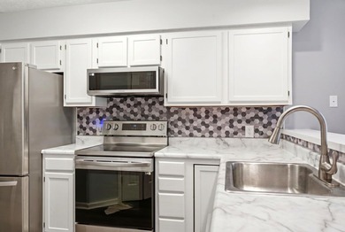 End-unit, top-floor two-bedroom, two-bathroom condo with a split - photo 8