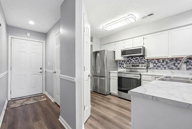 End-unit, top-floor two-bedroom, two-bathroom condo with a split - photo 10