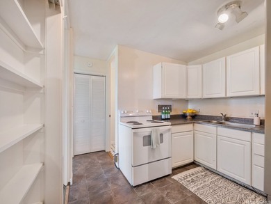 Welcome to easy island living in this clean, move-in ready - photo 4