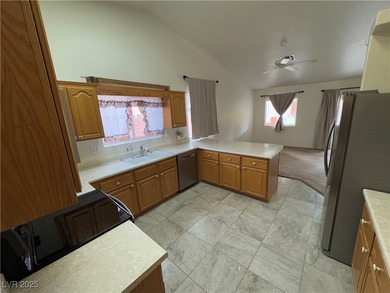 *Gorgeous Home* Single Story, quiet community, 3 Bedroom, 2