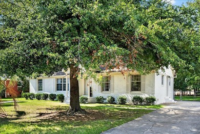 Beautifully updated 3-bedroom, 2-bath ranch offering over 2,000 - photo 5