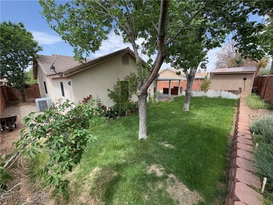 *Gorgeous Home* Single Story, quiet community, 3 Bedroom, 2