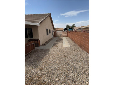 *Gorgeous Home* Single Story, quiet community, 3 Bedroom, 2