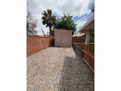 *Gorgeous Home* Single Story, quiet community, 3 Bedroom, 2