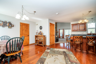 Charming 2 BD Home on a Lush, Wooded Lot in Oak Run - photo 4