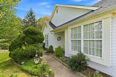Welcome to the desirable Lake Ridge community! This spacious - photo 3